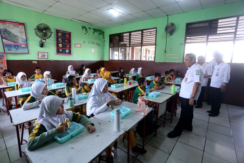 Pj Wali Kota Nurdin saat meninjau pelaksanaan pembiasaan Makan Bergizi Gratis (MBG) yang bertempat di SDN Sudimara 11 dan SDN Sudimara 7, Ciledug, Rabu. ANTARA/HO-Pemkot Tangerang