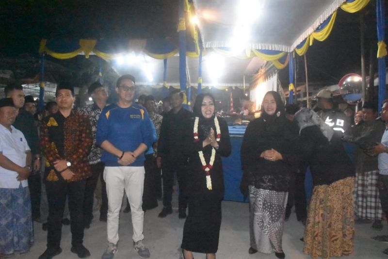 Bupati Mojokerto Ikfina Fahmawati saat peresmian jalan penghubung antarkecamatan di Kabupaten Mojokerto (ANTARA/HO-Pemkab Mojokerto)
