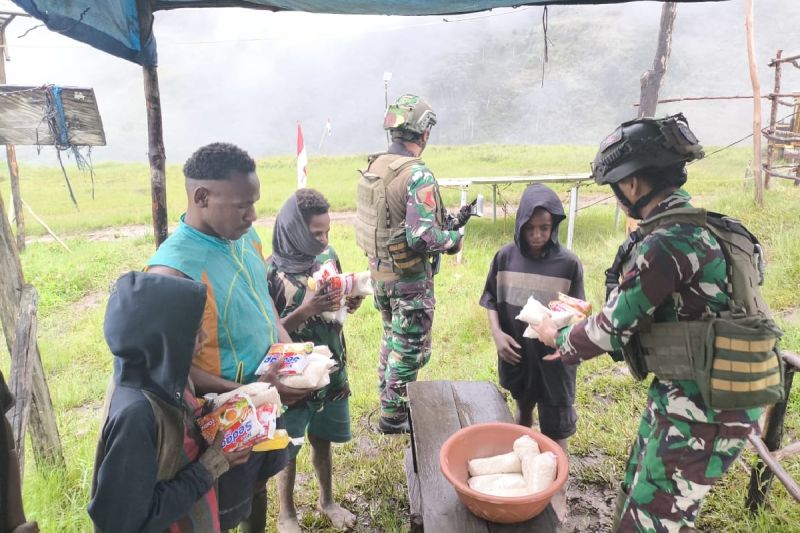 Ilustrasi - Satgas Yonif 432 Kostrad saat membagikan bahan makanan kepada masyarakat di Kampung Arugia, Distrik Mbuwa, Kabupaten Nduga, Papua Pegunungan, Sabtu (27/7). (ANTARA/HO-Satgas Yonif 432 Kostrad)
