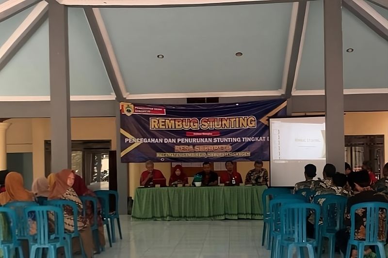 Pimpinan Program Studi Magister Peternakan Fakultas Perikanan dan Peternakan (FPP) Universitas Diponegoro Semarang saat berdialog dengan jajaran Pemerintah Desa Sukorejo, Kabupaten Sragen. (ANTARA/HO-Undip)