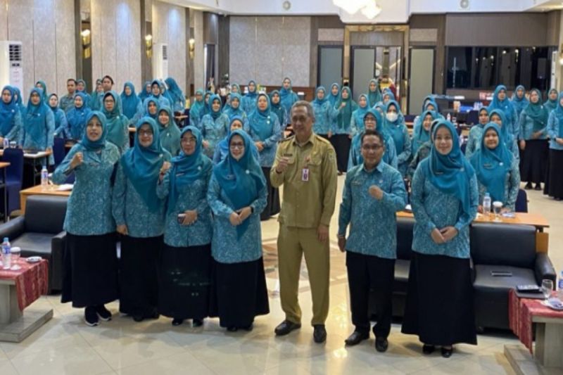 TP PKK Kalsel bersama Kepala Dinas Koperasi dan UKM Provinsi Kalimantan Selatan Gusti Yanuar Noor Rifai, foto bersama usai memberikan materi pada Bimtek UP2K di salah satu hotel di Banjarmasin, Rabu (28/8). (ANTARA/HO-MC Kalsel)