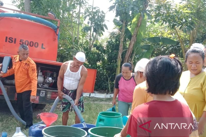 BPBD Kabupaten Bekasi, Jawa Barat mendistribusikan bantuan air bersih kepada warga terdampak kekeringan di wilayah pesisir Kecamatan Muaragembong, Rabu. (ANTARA/Pradita Kurniawan Syah).