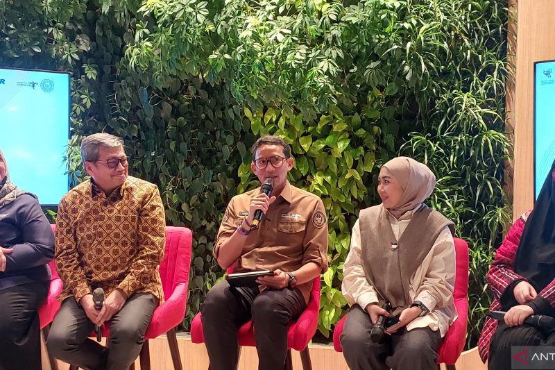 Tourism and Creative Economy Minister Sandiaga Salahuddin Uno at the Phase 2 incubation ahead of the 2025 Jakarta Muslim Fashion Week (JMFW) in Jakarta on Wednesday (August 28, 2024). (ANTARA/Fitra Ashari)