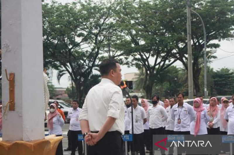 Sekretaris Daerah Kota Banjarmasin Ikhsan Budiman saat memimpin apel di Halaman Balai Kota Banjarmasin, Rabu (28/8/2024). (ANTARA/HO-Humas Pemkot Banjarmasin)