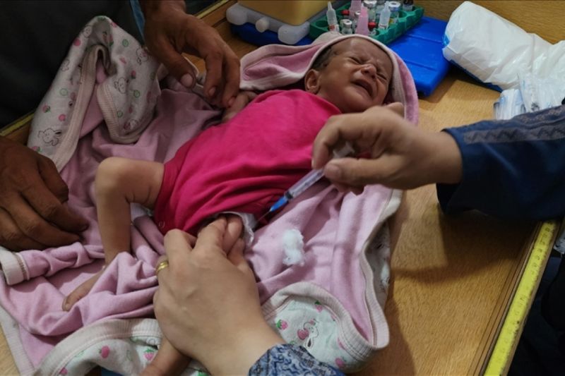 ilustrasi anak-anak memperoleh vaksin polio/ANTARA/Anadolu/PY