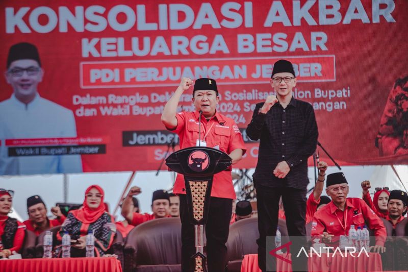 Hendy bersama Gus Firjaun dalam acara deklarasi sekaligus konsolidasi pemenangan mutlak dalam Pilkada Jember, Rabu (28/8/2024) (ANTARA/Zumrotun Solichah)
