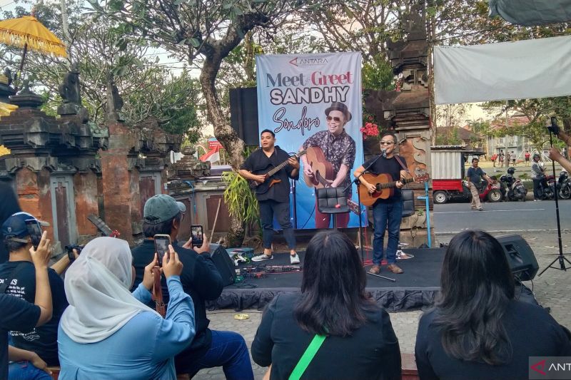 Penyanyi dan pencipta lagu Sandhy Sondoro (kanan) bersama gitaris Ibnu Borneo saat tampil secara akustik di Kantor ANTARA Biro Bali di Denpasar, Bali, Rabu (28/8/2024). (ANTARA/Dewa Ketut Sudiarta Wiguna)