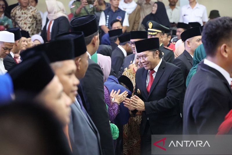 Penjabat Gubernur Banten Al Muktabar mengucapkan selamat kepada anggota anggota DPRD Kabupaten Lebak periode 2024-2029 di Gedung DPRD Kabupaten Lebak, Rabu (28/8/2024). (ANTARA/HO-Pemprov Banten)