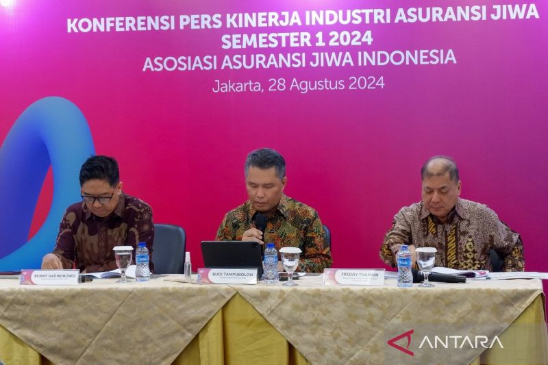 Kiri ke kanan : Kepala Departemen Riset dan Pengembangan (R&D) AAJI Benny Hadiwibowo, Ketua Dewan Pengurus AAJI Budi Tampubolon, serta Ketua Bidang Literasi dan Perlindungan Konsumen AAJI Freddy Thamrin menghadiri Konferensi Pers Kinerja Industri Asuransi Jiwa Semester I 2024 di Rumah AAJI, Jakarta, Rabu (28/8/2024). ANTARA/Uyu Septiyati Liman.