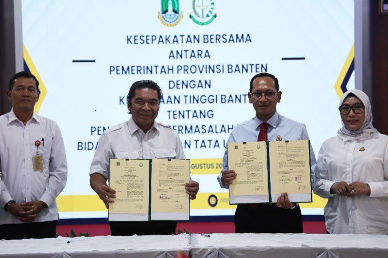 Penandatangan kesepakatan penanganan permasalahan hukum bidang perdata dan tata usaha negara oleh Penjabat (Pj) Gubernur Banten Al Muktabar dan Kepala Kejaksaan Tinggi (Kejati) Banten Siswanto di Aula Gedung Kejaksaan Tinggi Banten, Serang, Rabu (28/8/2024). ANTARA/HO-Pemprov Banten