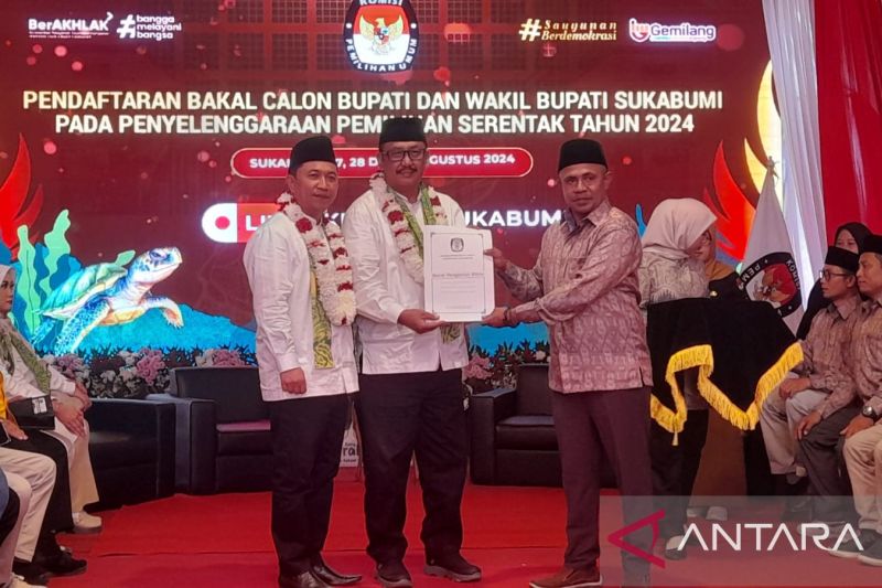 Penyerahan berkas pendaftaran dari pasangan bakal calon Kepala Daerah Kabupaten Sukabumi Asep Japar-Andreas dan diterima langsung oleh Ketua KPU Kabupaten Sukabumi Kasmin Belle, Rabu (28/8/2024). ANTARA/Aditya Rohman