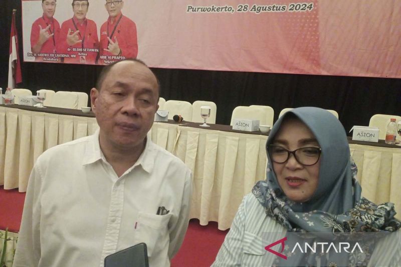 Pasangan bakal calon bupati dan wakil bupati, Sadewo Tri Lastiono-Dwi Asih Lintarti memberi keterangan pers usai Rakercabsus DPC PDIP Kabupaten Banyumas di Purwokerto, Kabupaten Banyumas, Jawa Tengah, Rabu (28/8/2024) sore. ANTARA/Sumarwoto