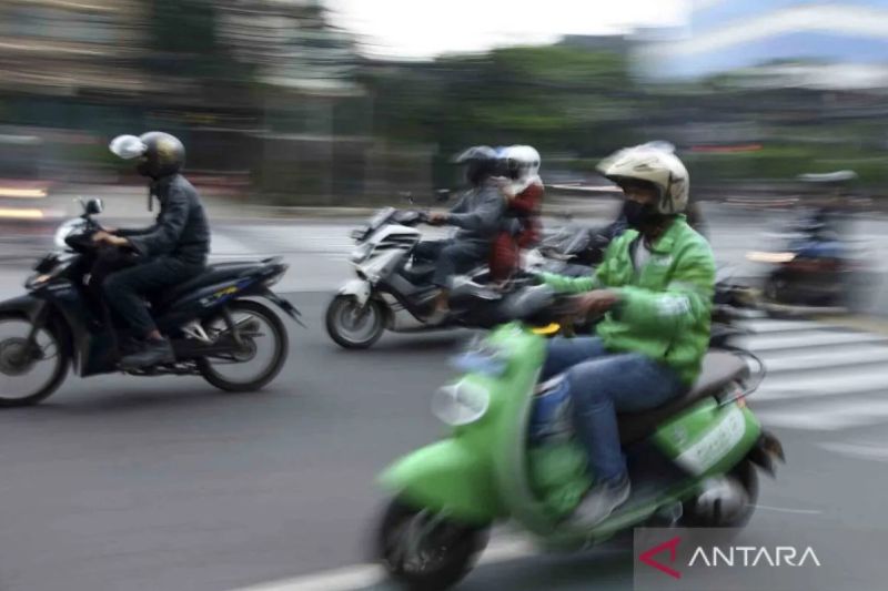 Pengemudi ojek online melintas di kawasan Mampang Prapatan, Jakarta, Jumat (9/9/2022). ANTARA FOTO/Indrianto Eko Suwarso/wsj.