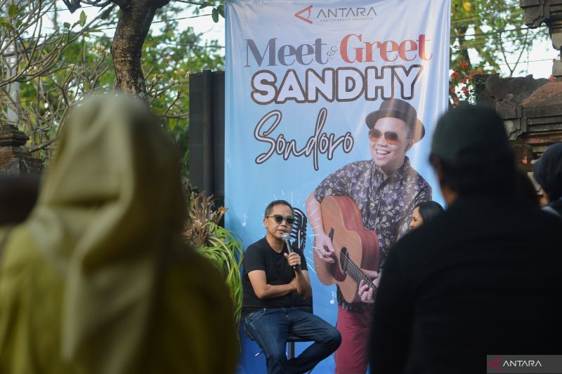 Penyanyi Sandhy Sondoro dalam acara Meet and Greet di Kantor LKBN ANTARA Biro Bali di Denpasar, Bali, Rabu (28/8/2024). (ANTARA FOTO/Fikri Yusuf/foc)
