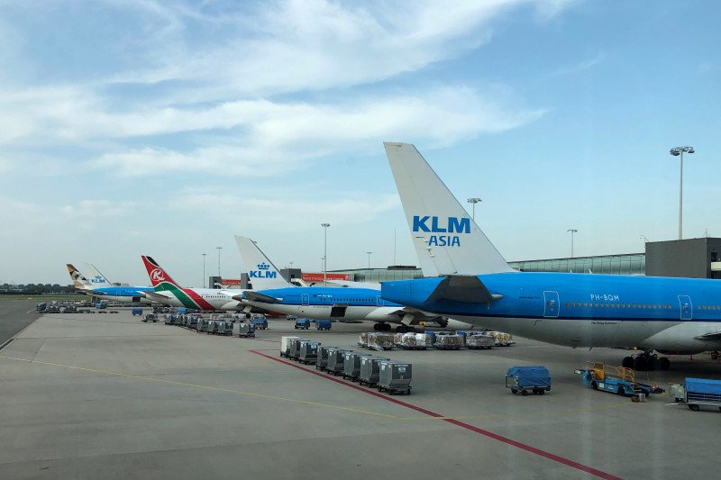 Ilustrasi - Sejumlah pesawat di bandara Schiphol, Amsterdam, Belanda. (24/7/20219( (REUTERS/Anthony Deutsch)
