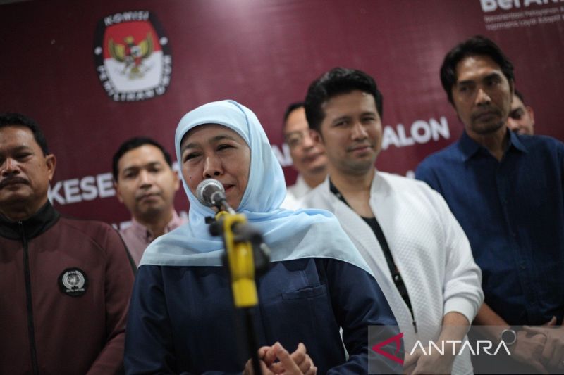 Bakal calon Gubernur Jawa Timur Khofifah Indar Parawansa saat memberikan keterangan pers sebelum menjalani tes kesehatan di RSUD dr Soetomo Surabaya, Kamis (29/8/2024). ANTARA/Didik Suhartono