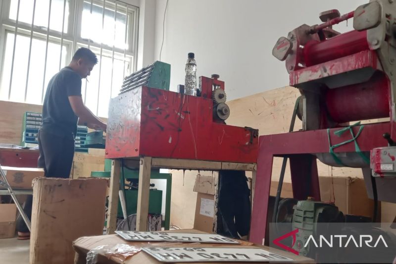 Salah satu petugas Samsat Sigi saat melakukan proses cetak pelat kendaraan bermotor milik masyarakat setempat di Kantor UPT Samsat Sigi Desa Kalukubula Kecamatan Sigi Biromaru, Rabu (28/8/2024). ANTARA/Moh Salam