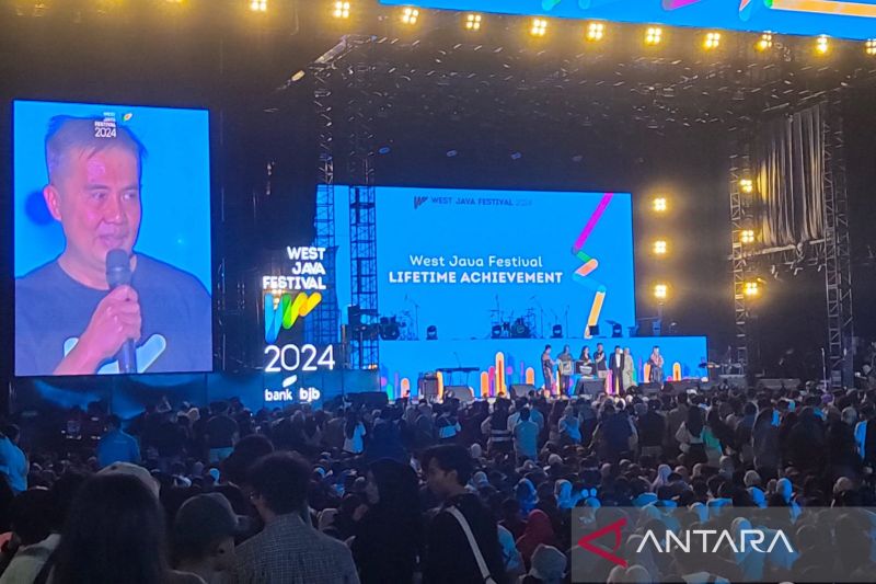 Penjabat (Pj) Gubernur Jawa Barat Bey Triadi Machmudin memberikan keterangan di sela konser musik West Java Festival (WJF) 2024 di Lapangan Saparua, Kota Bandung, Minggu malam (25/8/2024). (ANTARA/Ricky Prayoga)