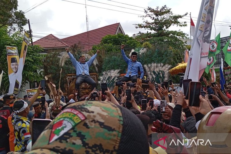 Pasangan bakal calon gubernur dan wakil gubernur Rudy Mas'ud dan Seno Aji naik di kepala barongan saat diarak menuju Kantor KPU Provinsi Kaltim di Samarinda, Kamis (29/8/2024). (ANTARA/M. Ghofar)