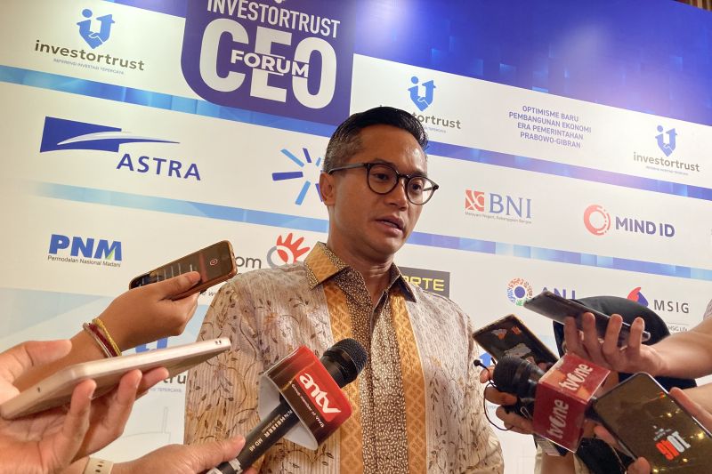 Ketua Dewan Pertimbangan Kamar Dagang dan Industri (Kadin) Indonesia Anindya Novian Bakrie saat wawancara bersama media usai seminar Optimisme Baru Pembangunan Ekonomi Era Pemerintahan Prabowo-Gibran di Jakarta, Kamis (29/8/2024). (ANTARA/Imamatul Silfia)