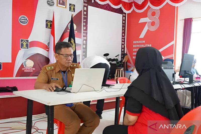 Seorang pegawai Disdukcapil Nunukan melakukan proses perekaman data KTP elektronik kepada salah seorang warga binaan Lapas Kelas IIB Nunukan, Kamis (29/8/2024). (ANTARA/HO-Dokpim Nunukan)