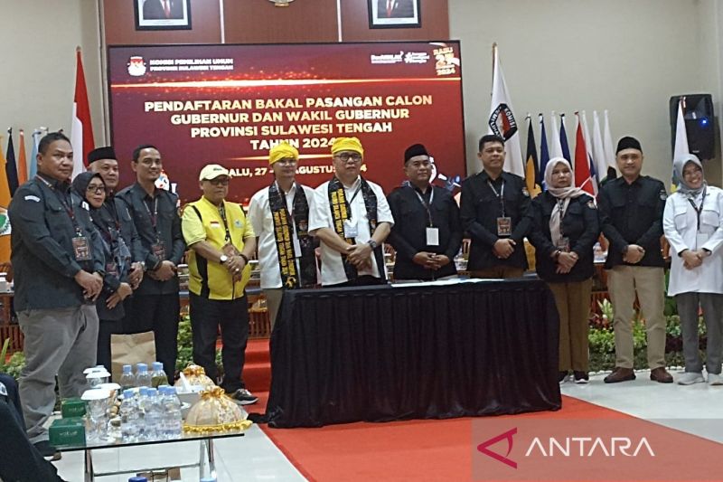 Pasangan Ahmad Ali dan Abdul Karim Aljufri mendaftar sebagai pasangan bakal calon gubernur dan wakil gubernur di KPU Sulteng, Kota Palu, Kamis (29/8/2024). (ANTARA/Fauzi Lamboka)