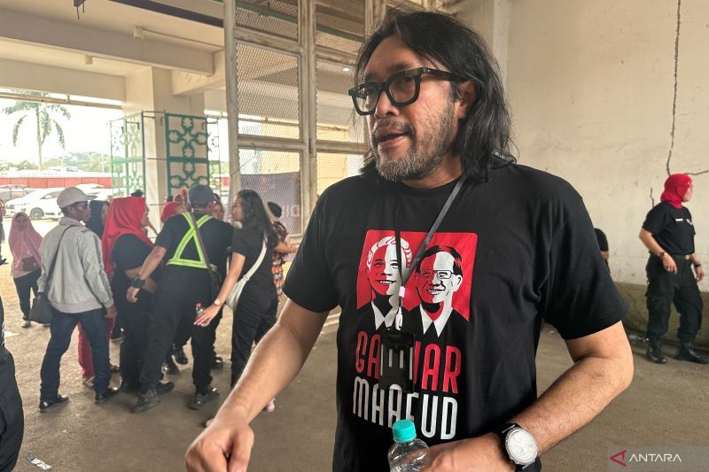 Ketua DPD PDI Perjuangan Jawa Barat Ono Surono saat memberikan keterangan pers di Stadion Pakansari, Kabupaten Bogor, Jawa Barat, Jumat (9/2/2024). (ANTARA/Rio Feisal)