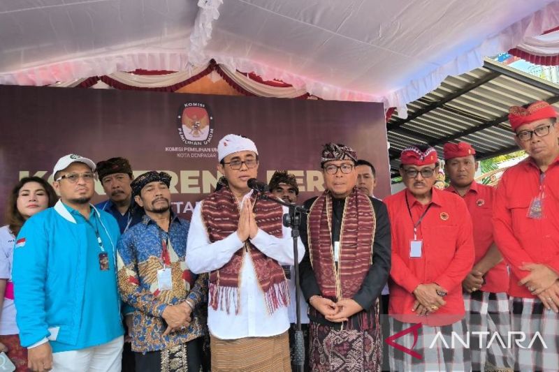 Pasangan bakal calon Wali Kota dan Wakil Wali Kota DenpasarI Gusti Ngurah Jaya Negara-I Kadek Agus Arya Wibawa (Jaya Wibawa) usai pendaftaran di KPU Kota Denpasar, Kamis (29/8/2024). ANTARA/Ni Luh Rhismawati.