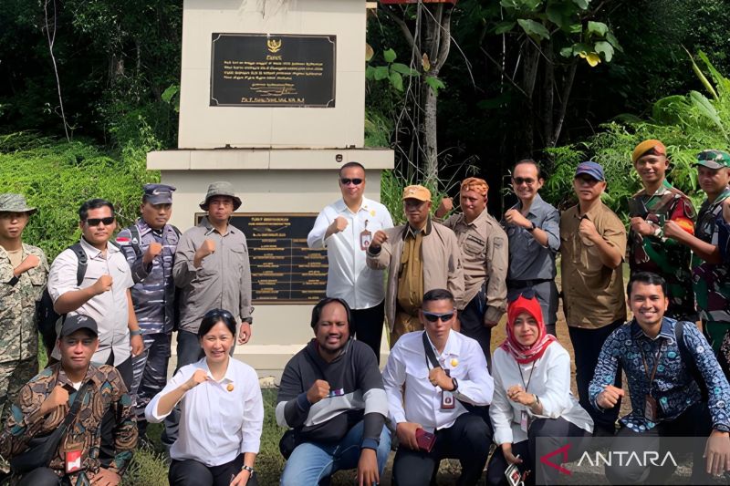 Tim Kemendagri bersama Pemkab Nunukan berfoto bersama di salah satu patok perbatasan Indonesia-Malaysia beberapa hari lalu. (ANTARA/HO-Dokpim Nunukan)
