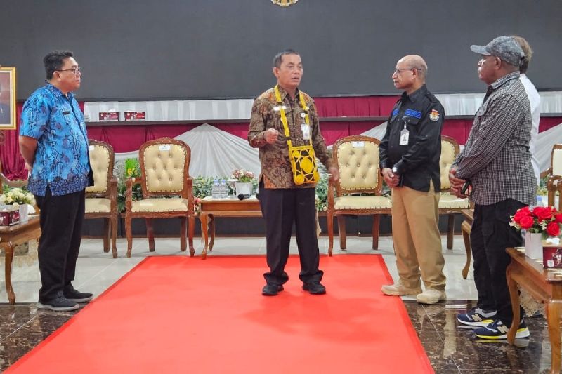 Penjabat Gubernur Papua Ramses Limbong saat melalukan pemantauan persiapan pendaftaran calon kepala daerah di Kantor KPU Papua, Kota Jayapura, Kamis (29/8). (ANTARA/HO- Diskominfo Papua)