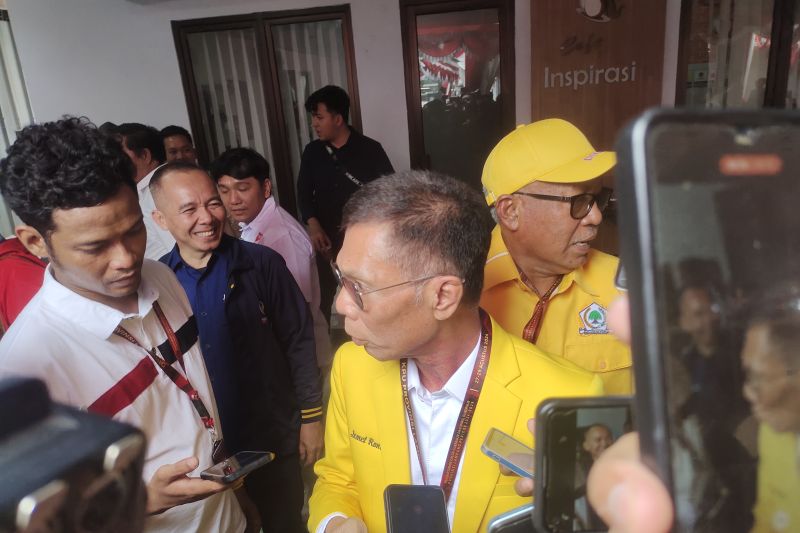 Sekretaris Partai Golkar Lampung Ismet Roni saat dimintai keterangan oleh awal awak media. Bandarlampung, Kamis,(29/8/2024). (ANTARA/Dian Hadiyatna)