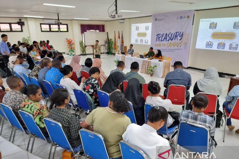 DJPb Provinsi Papua Barat bersama Fakultas Ekonomi Bisnis Universitas Papua menginisiasi kegiatan Treasury Goes to Campus 2024 dengan tema 'Strategi Fiskal-Moneter Dalam Mendukung Transisi Ekonomi yang Inklusif dan Berkelanjutan' di Manokwari, Kamis. (ANTARA/Fransiskus Salu Weking)
