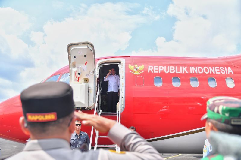Presiden Joko Widodo membalas salam hormat kepada tim pengantar saat akan lepas landas dari Bandara Wiriadinata, Kota Tasikmalaya, menuju Kota Bandung, Jawa Barat, dengan menggunakan Pesawat RJ-85, Kamis (29/8/2024). (ANTARA/HO-Sekretariat Presiden)