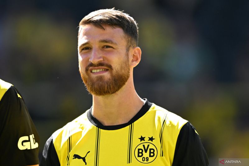 Gelandang Borussia Dortmund, Salih Ozcan dalam pertandingan uji coba menghadapi Aston Villa di Jerman pada Sabtu (10/08/2024). (ANTARA/AFP/INA FASSBENDER)