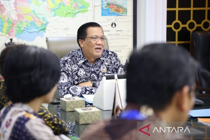 Pelaksana harian Pj Bupati Bogor Suryanto Putra menerima audiensi Catholic Relief Services (CRS) Indonesia di Cibinong, Kabupaten Bogor, Jawa Barat, Kamis (29/8/2024). ANTARA/M Fikri Setiawan
