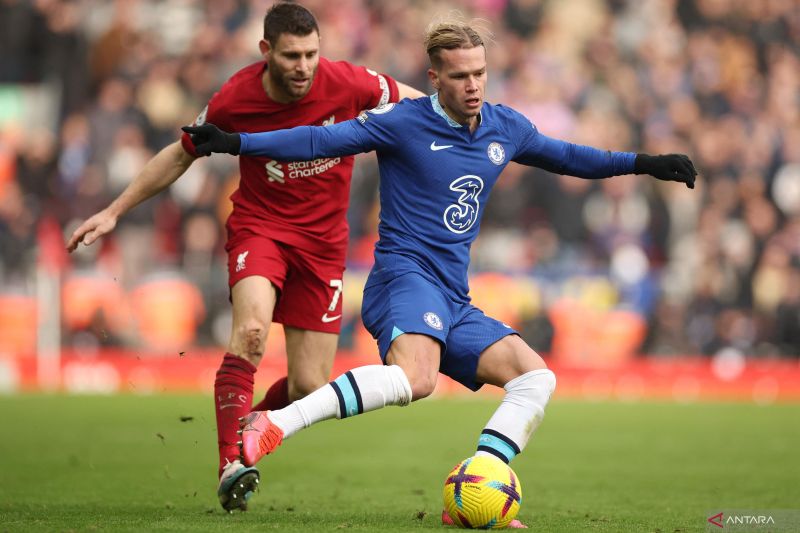 Pesepak bola Liverpool James Milner (kiri) berebut bola dengan pesepak bola Chelsea' Mykhailo Mudryk dalam laga lanjutan Liga Inggris, di Stadion Anfield, Liverpool, Inggris, Sabtu 921/1/2023). Pertandingan ini berakhir imbang tanpa gol.. ANTARA FOTO/Reuters-Phil Noble/hp.