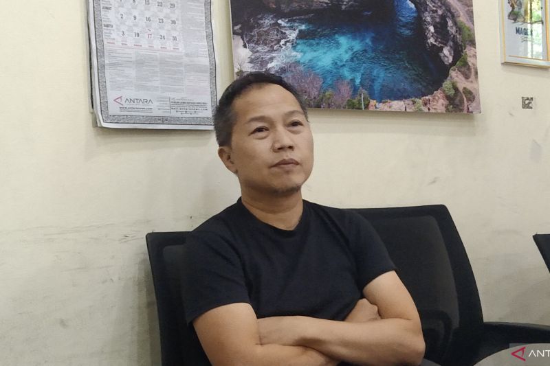 Penyanyi dan pencipta lagu Sandhy Sondoro saat berkunjung di ANTARA Biro Bali di Denpasar, Bali, Rabu (28/8/2024) ANTARA/Dewa Ketut Sudiarta Wiguna