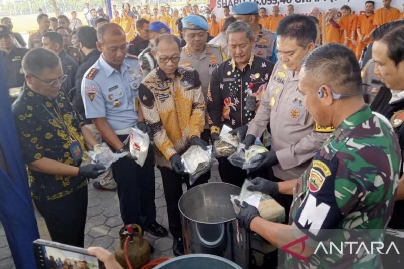 Kapolda Riau Irjen Pol Mohammad Iqbal saat memimpin pemusnahan barang bukti narkoba jaringan internasional. (ANTARA/Annisa Firdausi)