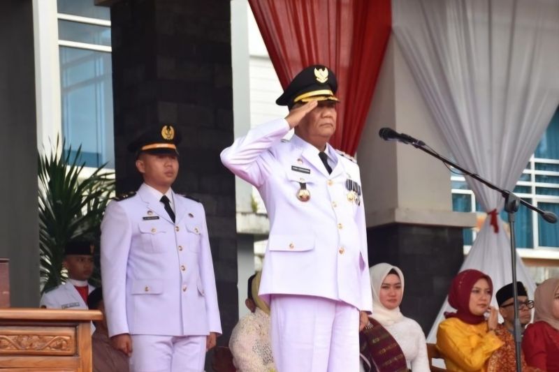 Pj Bupati Kubu Raya saat memimpin upacara penurunan bendera saat peringati HUT RI. ANTARA/Prokopim Kubu Raya.