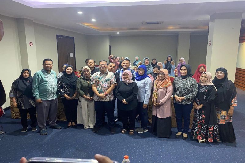 Wali Kota Pekalongan Afzan Arslan Djunaid (tengah/berbaju batik) berfoto bersama dengan peserta pelatihan kriya rajut di Pekalongan, Kamis (29/8/2024). (ANTARA/HO-Humas Kota Pekalongan)