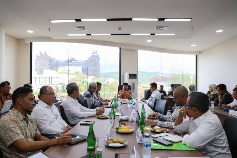 Menko PMK Muhadjir Effendy saat memimpin rapat koordinasi perdana di Ibu Kota Nusantara (IKN). (ANTARA/HO-Kemenko PMK)