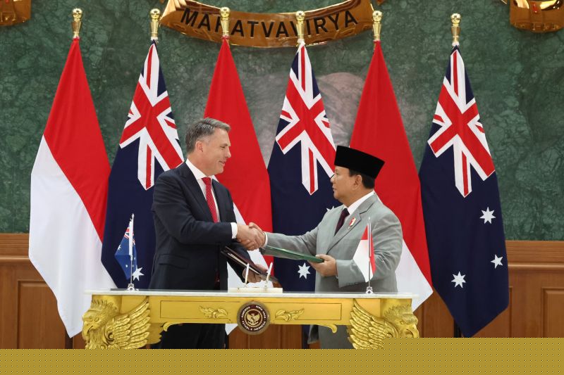 Menteri Pertahanan RI Prabowo Subianto (kanan) dan Menteri Pertahanan Australia Richard Marles meneken perjanjian kerja sama pertahanan RI-Australia di Akademi Militer Magelang, Jawa Tengah, Kamis (29/8/2024). ANTARA/HO-Biro Humas Setjen Kemenhan RI.