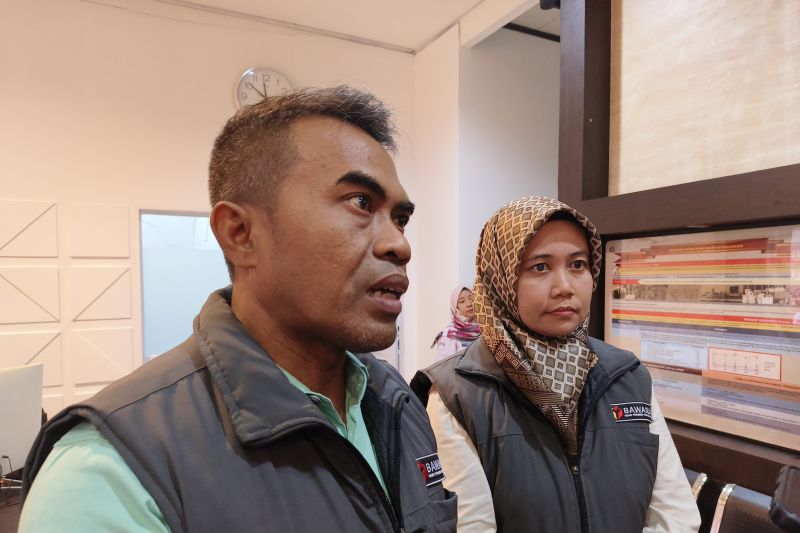 Ketua Bawaslu Pontianak, Ridwan (kiri) saat hadir di proses pendaftaran calon wali kota dan wakil wali kota Pontianak, Kamis (29/8/2024). (ANTARA/Dedi)