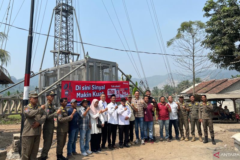 Pegawai Diskominfo Kabupaten Bogor meluncurkan Desa Merdeka Sinyal di Desa Cipinang, Kecamatan Rumpin, Kabupaten Bogor, Jawa Barat. (ANTARA/HO-Humas Pemkab Bogor)