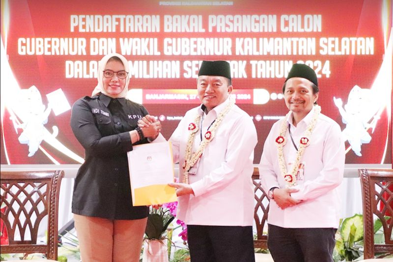 Ketua KPU Kalsel Andi Tenri Sompa menerima berkas pendaftaran pasangan Muhidin dan Hasnuryadi Sulaiman untuk maju di Pilgub Kalsel, Kamis (29/8/2024). (ANTARA/HO-KPU Kalsel)