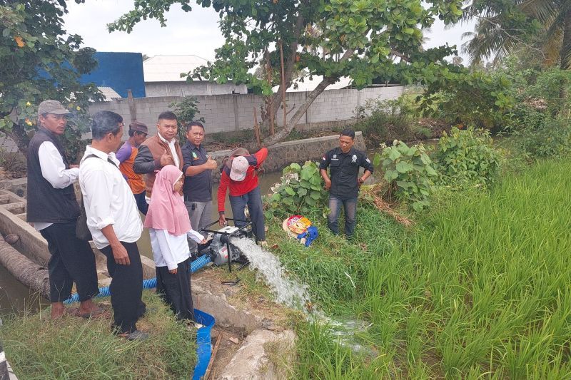Arsip - Petani saat melakukan pompanisasi untuk mengairi areal lahan pertanian di Kecamatan Pameungpeuk Kabupaten Garut Jawa Barat. ANTARA/HO-BPTPH Jabar.