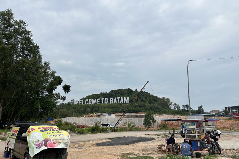 Landmark Ikonik Welcome To Batam atau disingkat WTB oleh penduduk Kota Batam terletak di Bukit Clara, Kota Batam, Kepulauan Riau, Kamis (29/8/2024). (ANTARA/Laily Rahmawaty)