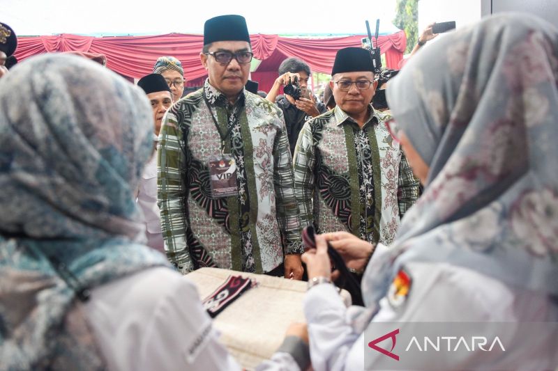 Andi Harun dan Saefuddin Zuhri saat pendaftaran Pilkada Samarinda 2024 di kantor KPU Samarinda, Kaltim, Kamis (29/8/2024). (ANTARA Foto/ M. Risyal H)