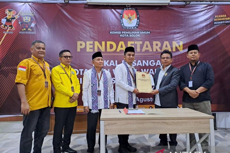 Bawaslu Solok saat mengawal pendaftaran pencalonan pilkada serentak tahun 2024 di kantor KPU Kota Solok, Sumatera Barat. ANTARA/HO-Diskominfo Kota Solok.