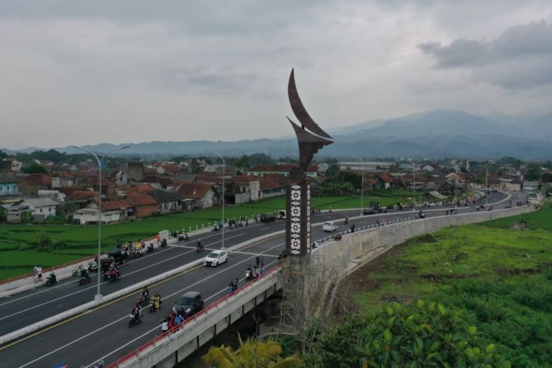 Suasana arus lalu lintas di ruas jalan daerah yang ditangani melalui Inpres Jalan Daerah (IJD) di Jawa Barat. ANTARA/HO - Kementerian PUPR